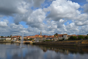 Fototapeta na wymiar Vue de Bergerac depuis le vieux pont