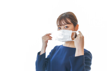 マスクをした若い女性