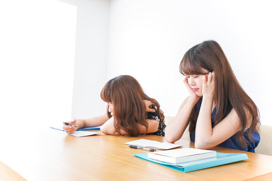 突っ伏す Images Browse 138 Stock Photos Vectors And Video Adobe Stock