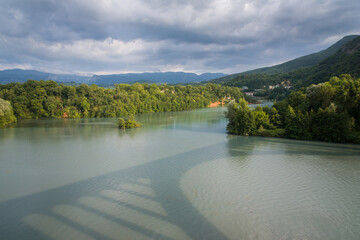 Obraz premium vue sur une rivière et l'ombre d'un pont. La Bourne. Rivière La Bourne. Paysage d'un fleuve dans la campagne
