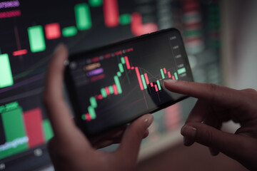 Crop trader using smartphone and working with binary option