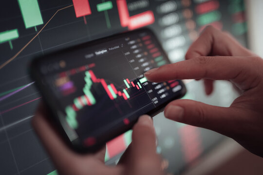 Crop trader using smartphone and working with binary option