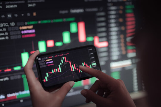 Crop trader using smartphone and working with binary option