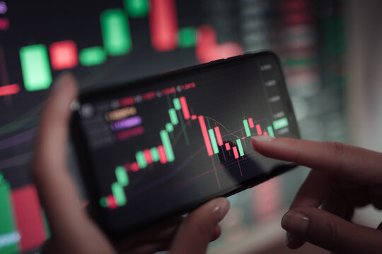 Crop trader using smartphone and working with binary option