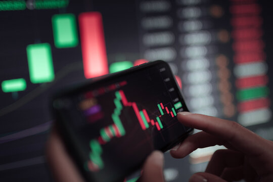 Crop trader using smartphone and working with binary option