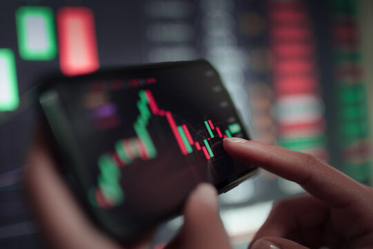 Crop trader using smartphone and working with binary option