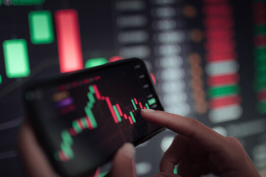 Crop trader using smartphone and working with binary option