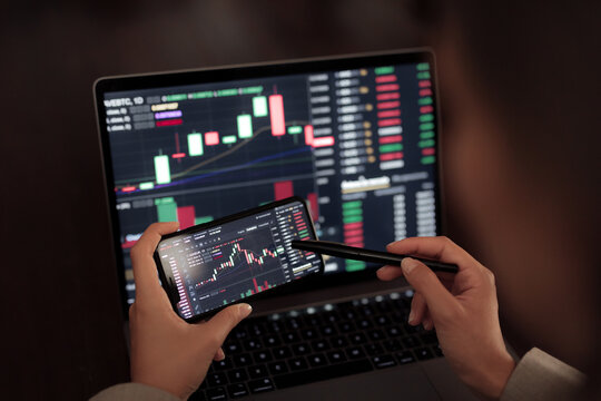 Crop trader using smartphone and working with binary option