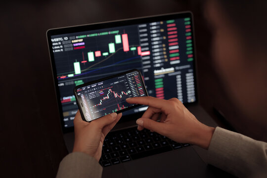Crop trader using smartphone and working with binary option