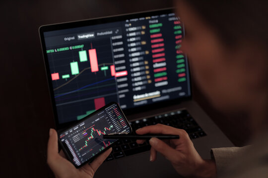 Crop trader using smartphone and working with binary option