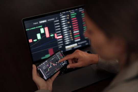 Crop trader using smartphone and working with binary option