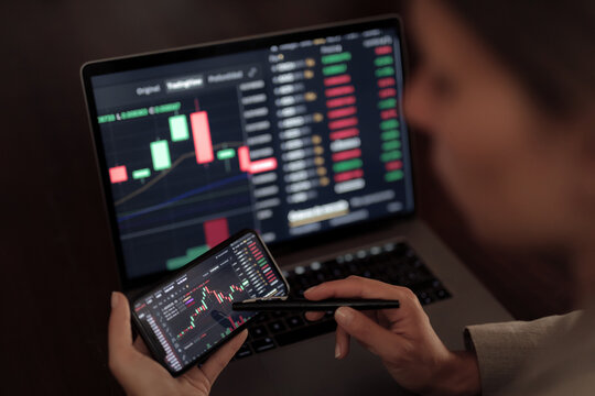 Crop trader using smartphone and working with binary option