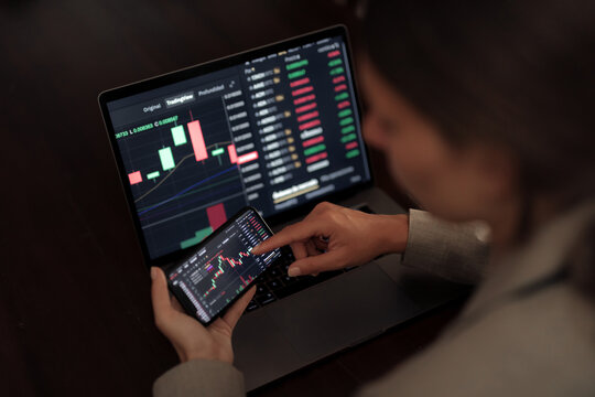 Crop trader using smartphone and working with binary option