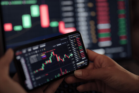 Crop trader using smartphone and working with binary option