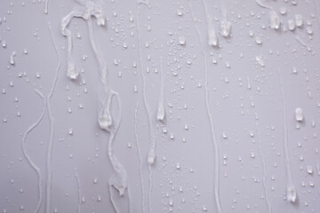 Raindrops fell on the wall and saw the raindrops flowing in a long way.The water flowed through the...