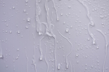 Raindrops fell on the wall and saw the raindrops flowing in a long way.The water flowed through the walls as a stream of water splashed and saw beautiful patterns.