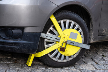 Immobilizer stocks to block the wheel of a car