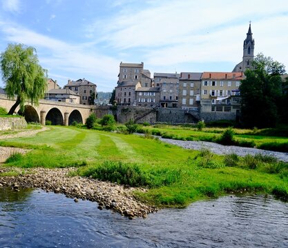 VILLAGE DE TENCE ET RIVIERE LE LIGON HAUTE LOIRE FRANCE