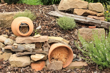 Im Garten integriertes Insektenhotel