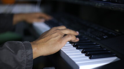 mãos tocando piano teclado