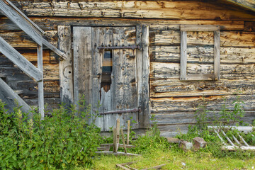 Fototapeta na wymiar Hauswand einer alten Almhütte in Tirol ideal als Hintergrundbild