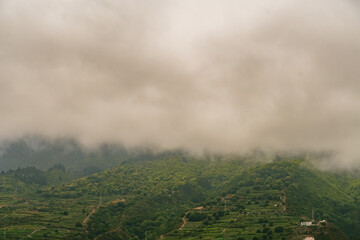 Montaña con nubes por encima en Tenerife