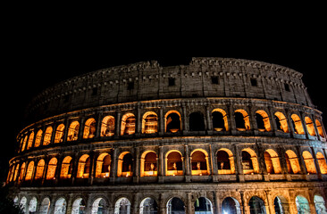 panoramica del colosseo Romano detto anche Anfiteatro Flavio di notte