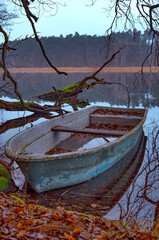 Herbst am See mit altem Boot
