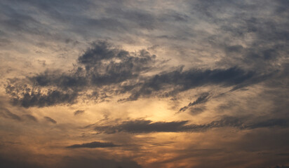 Obraz premium dramatic clouds float across the blue sky