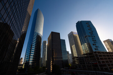 Fototapeta premium Tours de bureaux modernes en acier et en verre situées dans le quartier d'affaires international de Paris- La Défense, France. Concepts d'affaires et de finance globale