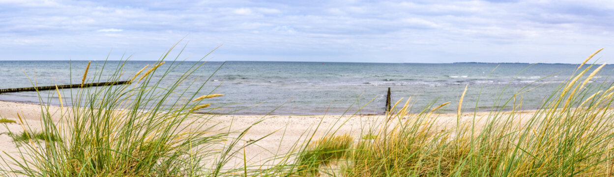 Panorama D&uuml;nen Strand Ostsee Wellenbrecher