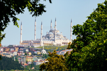 Naklejka premium Camlica Mosque in Istanbul at daytime. Turkey's biggest mosque.