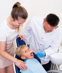 Obraz premium Woman with child are visiting dentist in dental office.