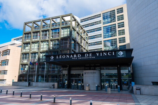 Courbevoie, France - 29 juillet 2021: Entrée principale du Pôle Universitaire Léonard de Vinci, établissement d'enseignement supérieur privé situé dans le quartier d'affaires de Paris-La Défense
