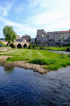 VILLAGE DE TENCE RIVIERE LE LIGNON HAUTE LOIRE FRANCE