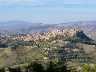 Obraz premium Calascibetta seen from Enna