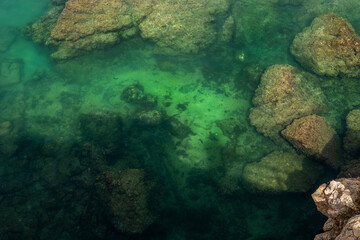skaliste zejście do wody, niebiezpieczne ze względu na śliskie i ostre skały