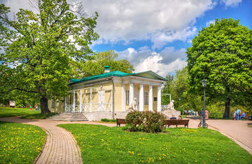 Fototapeta na wymiar Palace pavilion and lions in Kolomenskoye in Moscow