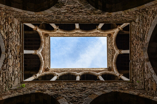 Vue vers le ciel depuis le clo&icirc;tre de l'ancien monast&egrave;re de L&eacute;rins, sur l'&icirc;le Saint-Honorat, au large de Cannes