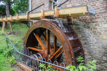 Fototapeta na wymiar Aachen: Die Welsche Mühle ist eine Mühle in Aachen mit oberschlächtigem Wasserrad. Sie liegt im Ortsteil Haaren und wird vom Wasser des Haarbachs gespeis