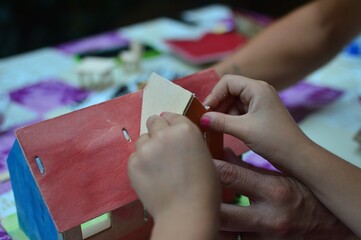 Niña haciendo manualidad