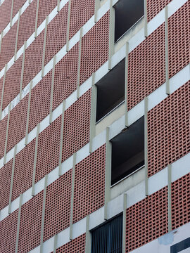 a garage building facade with bricks cobogo