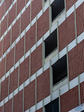 a garage building facade with bricks cobogo