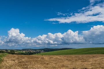 Wolkenhimmel über Agrarlandschaft