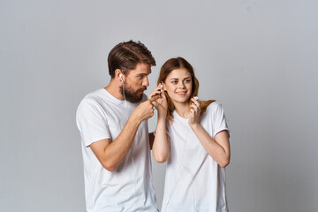 Naklejka premium man and woman in white t-shirts music friendship entertainment