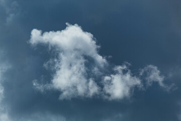 Fototapeta premium Cielo azul con nubes grandes