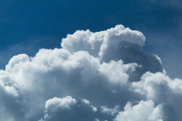 Fototapeta na wymiar Cielo azul con nubes grandes