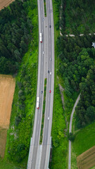 Autobahn Verkehr mit Brücke aus der Vogelperspektive Navigation Satellit.