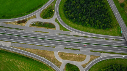 Autobahnkreuz, Autobahndreieck, Autobahn Ausfahrt und Einfahrt - Verkehr Autobahn von oben.  - obrazy, fototapety, plakaty