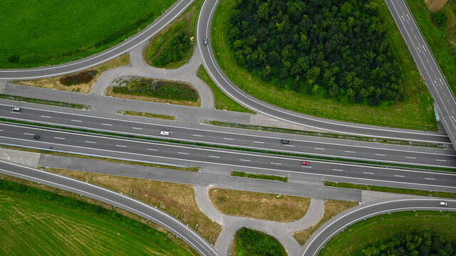 Autobahnkreuz, Autobahndreieck, Autobahn Ausfahrt und Einfahrt - Verkehr Autobahn von oben. 
